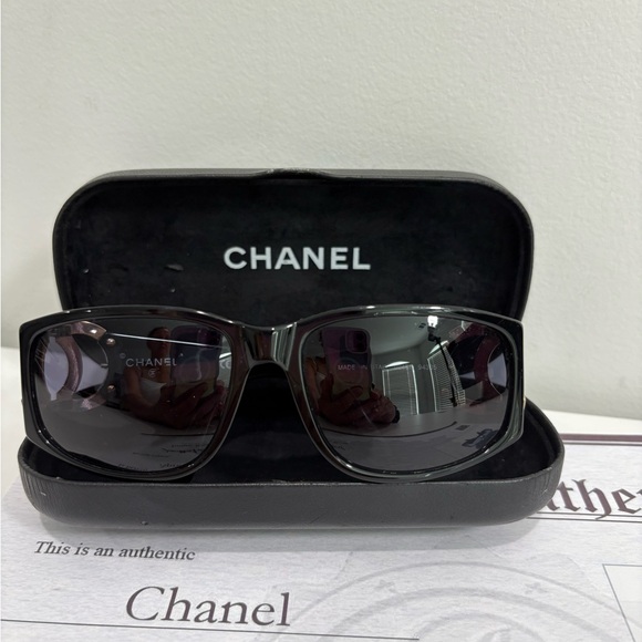 Authentic CHANEL CC logo Black Sunglasses with case and certificate - Picture 1 of 10